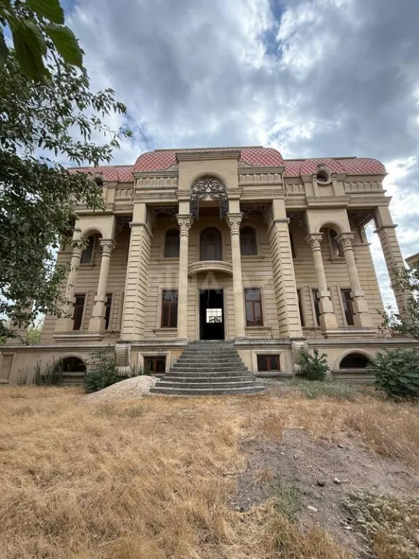 Satılır 14 otaqlı həyət evi 1900 m²