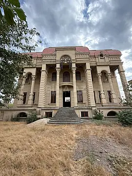 Satılır 14 otaqlı həyət evi 1900 m²