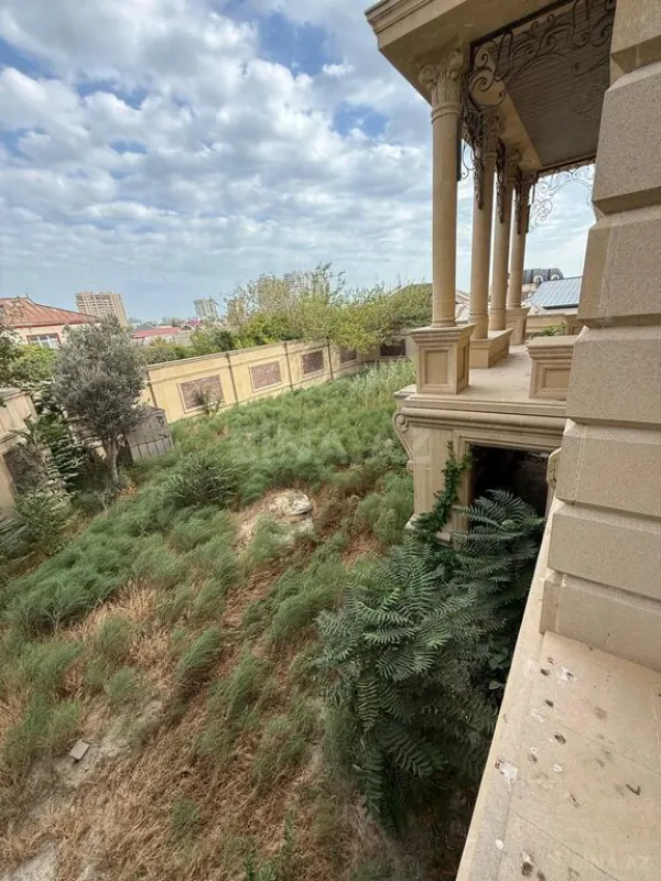 Satılır 14 otaqlı həyət evi 1900 m²