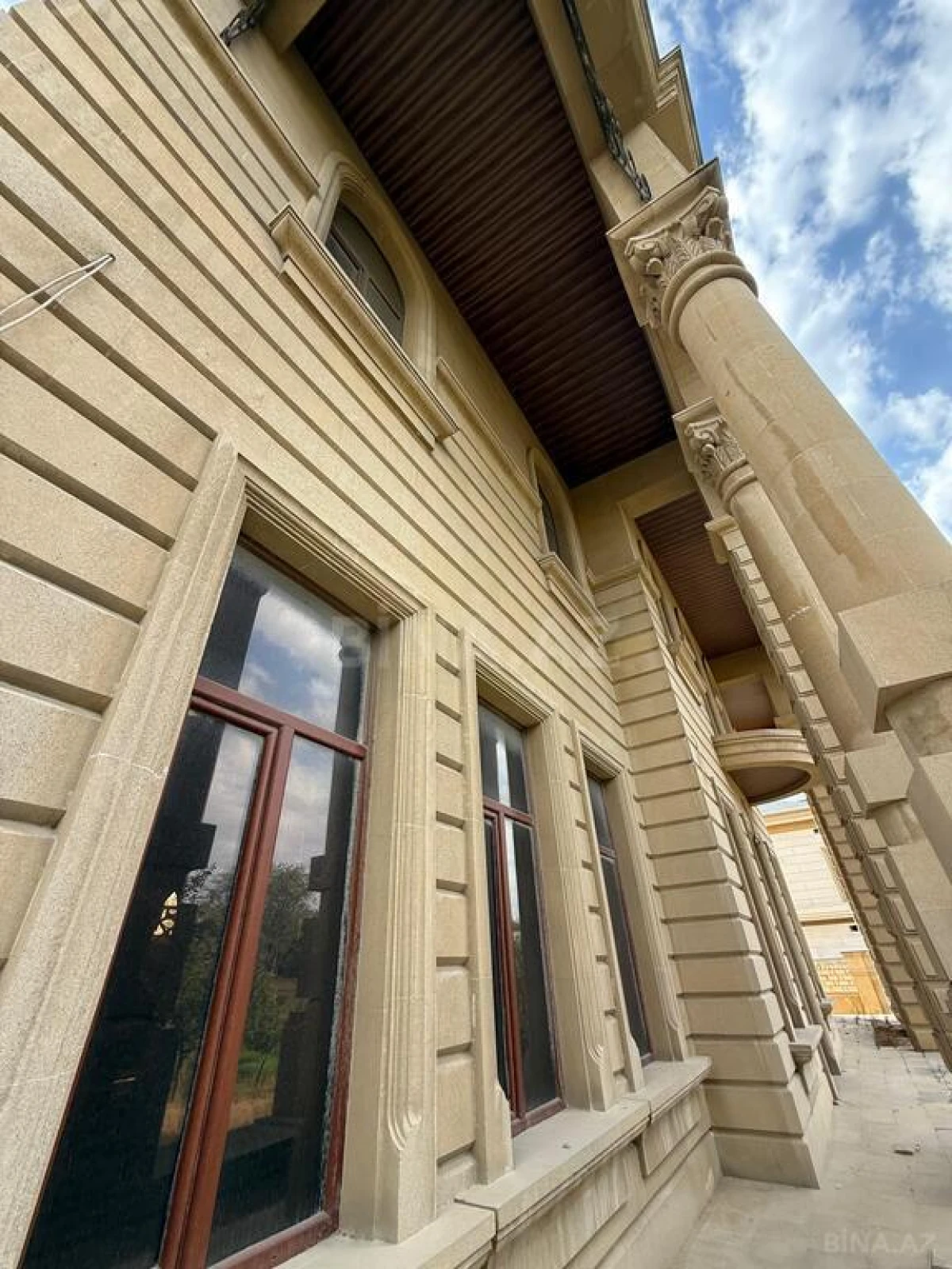 Satılır 14 otaqlı həyət evi 1900 m²