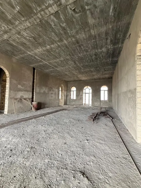 Satılır 14 otaqlı həyət evi 1900 m²