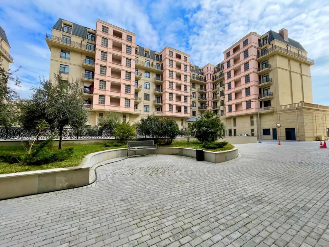 Satılır 4 otaqlı mənzil 121 m²