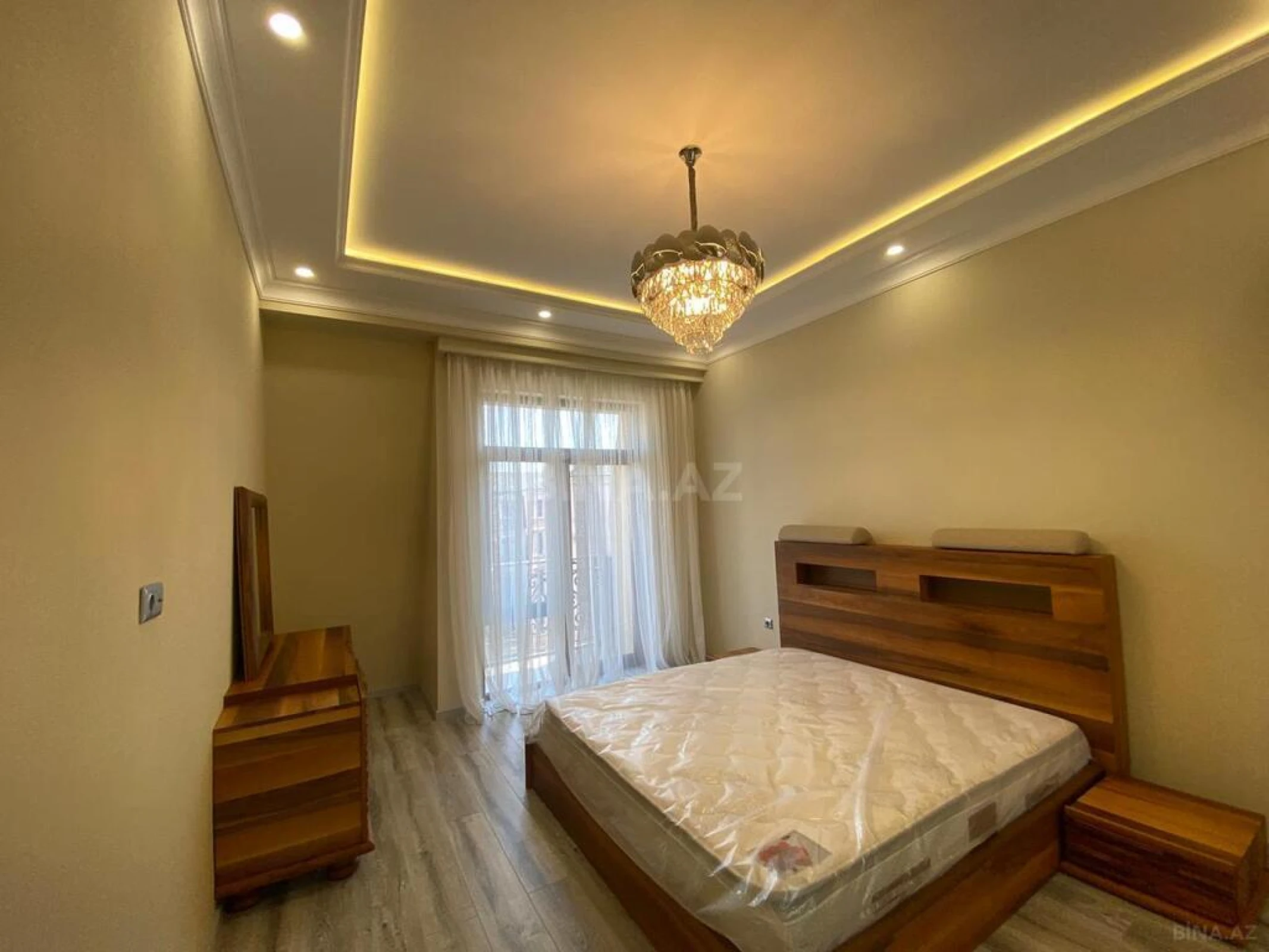 Satılır 4 otaqlı mənzil 121 m²