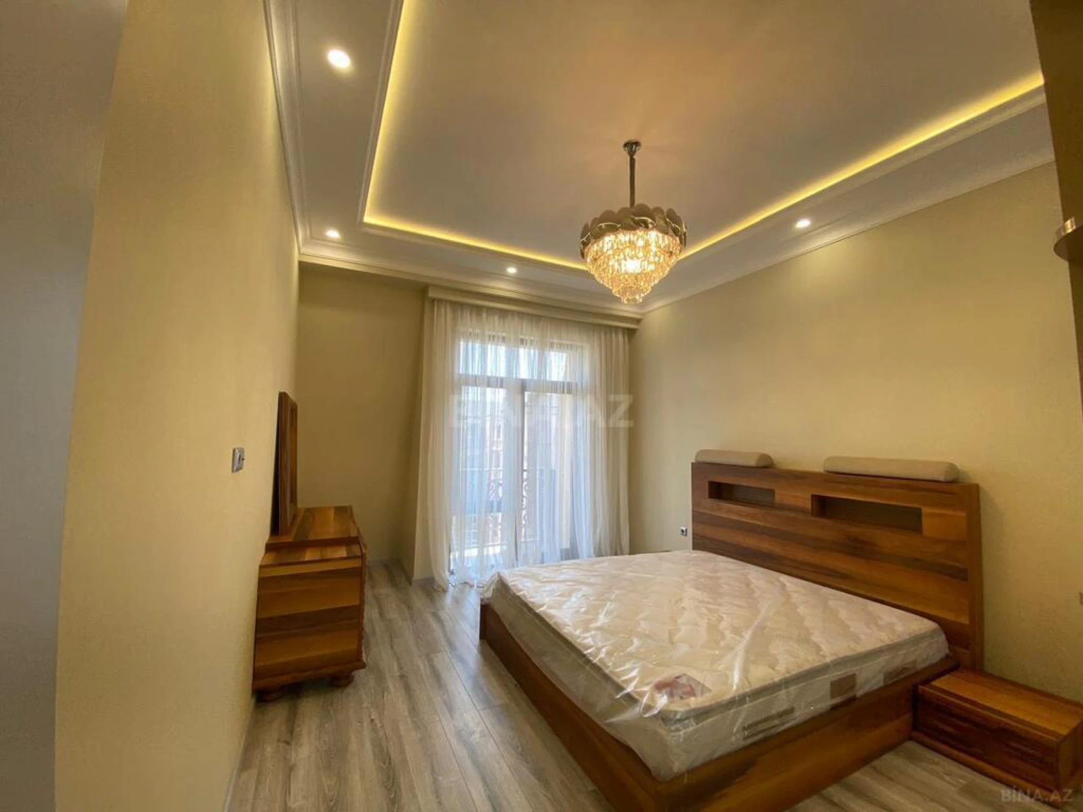 Satılır 4 otaqlı mənzil 121 m²