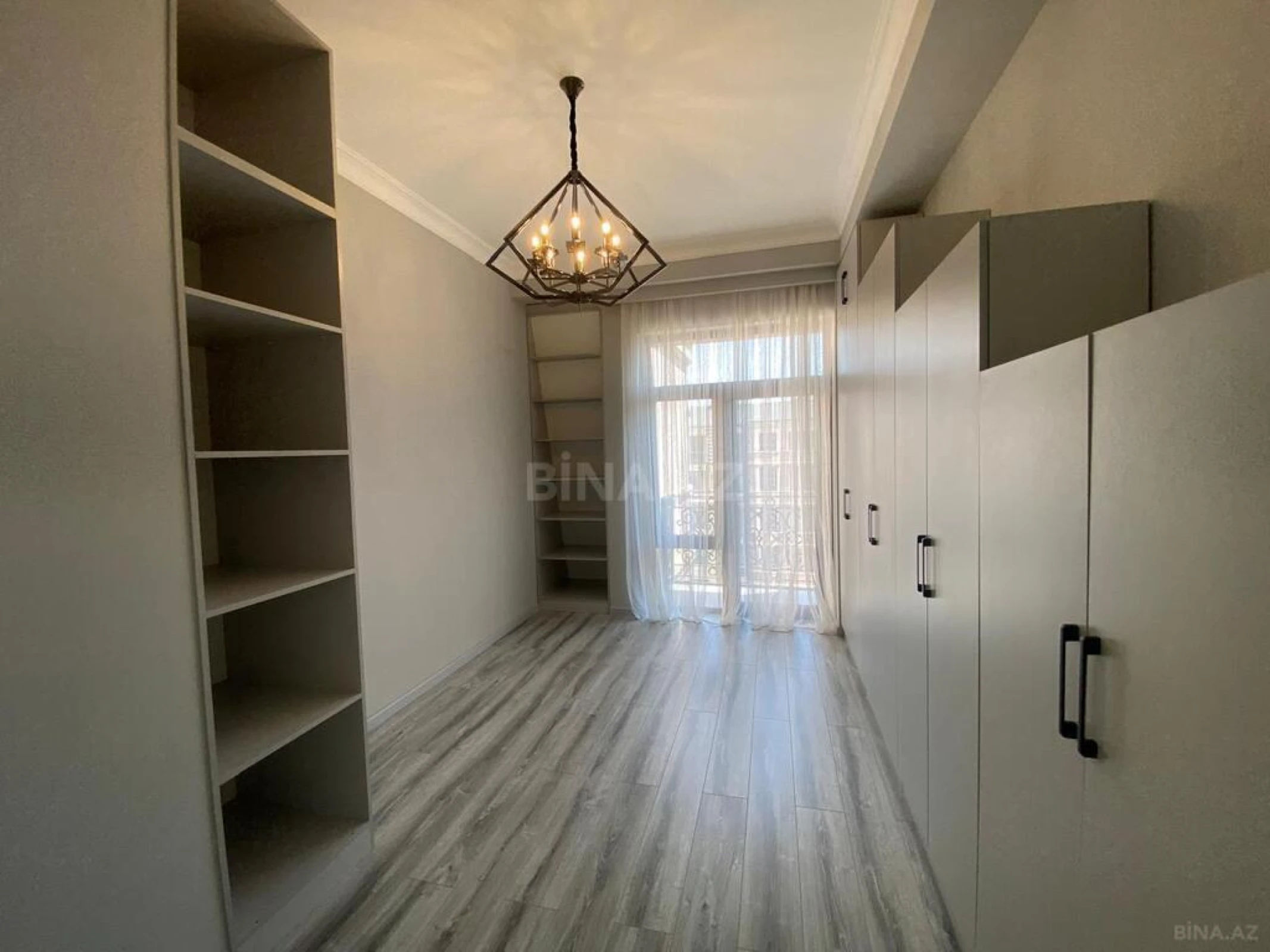Satılır 4 otaqlı mənzil 121 m²