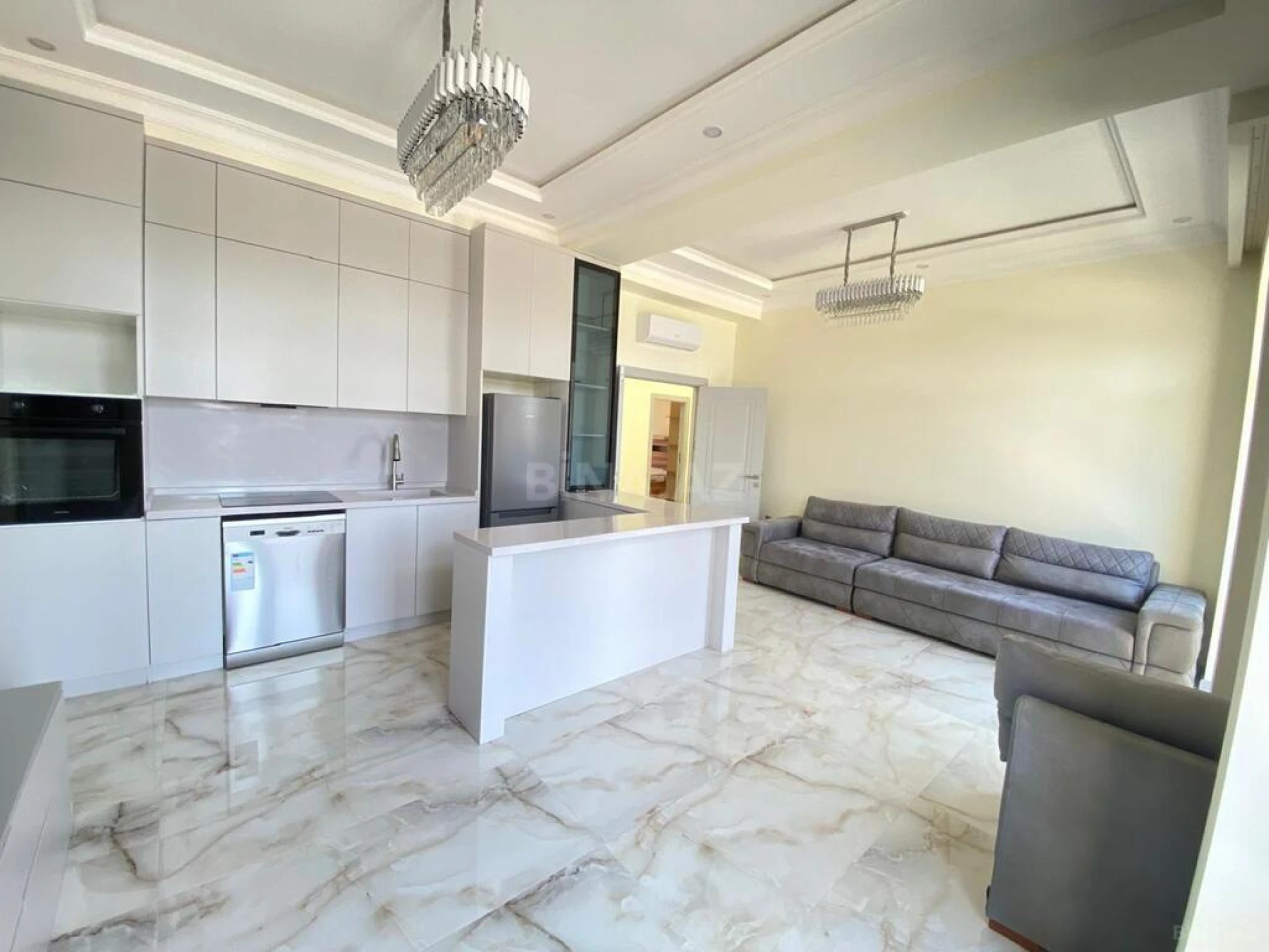 Satılır 4 otaqlı mənzil 121 m²