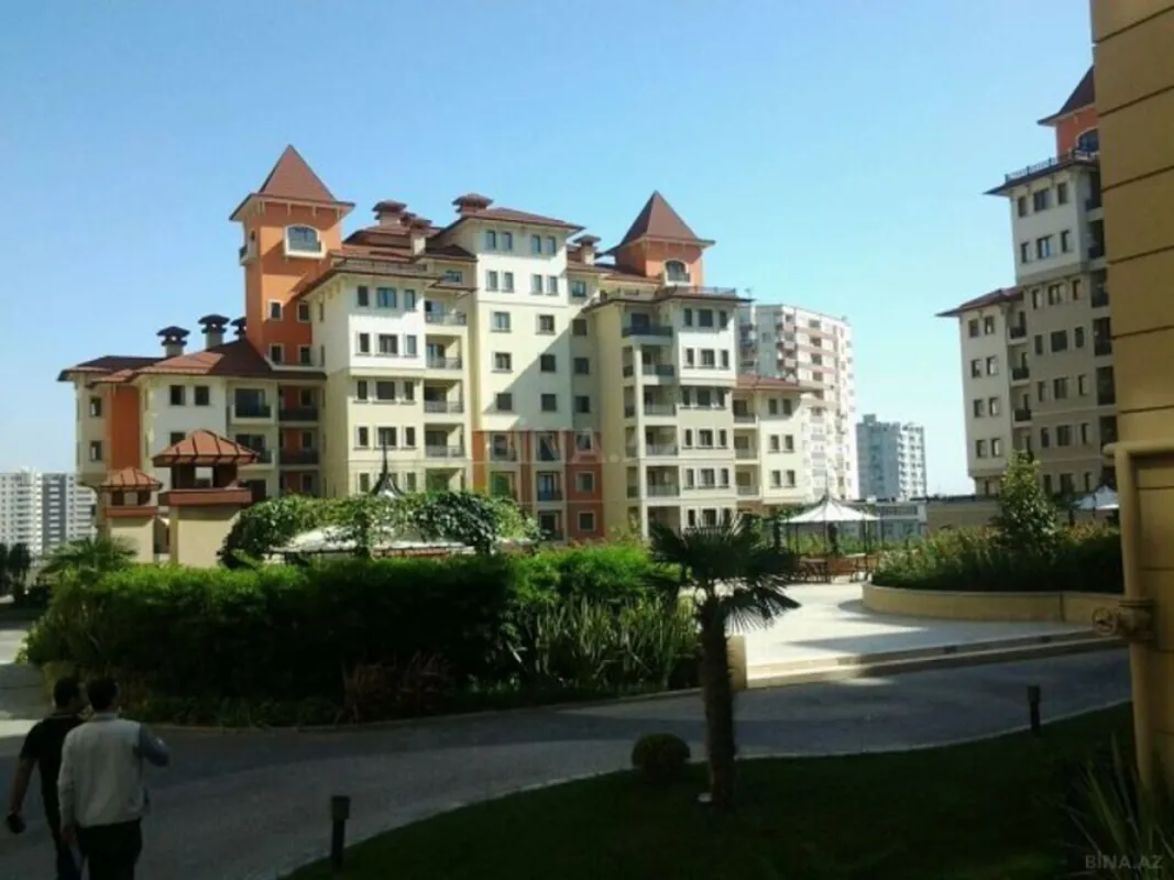 Satılır 4 otaqlı mənzil 205 m²