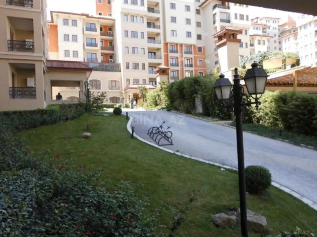 Satılır 4 otaqlı mənzil 205 m²