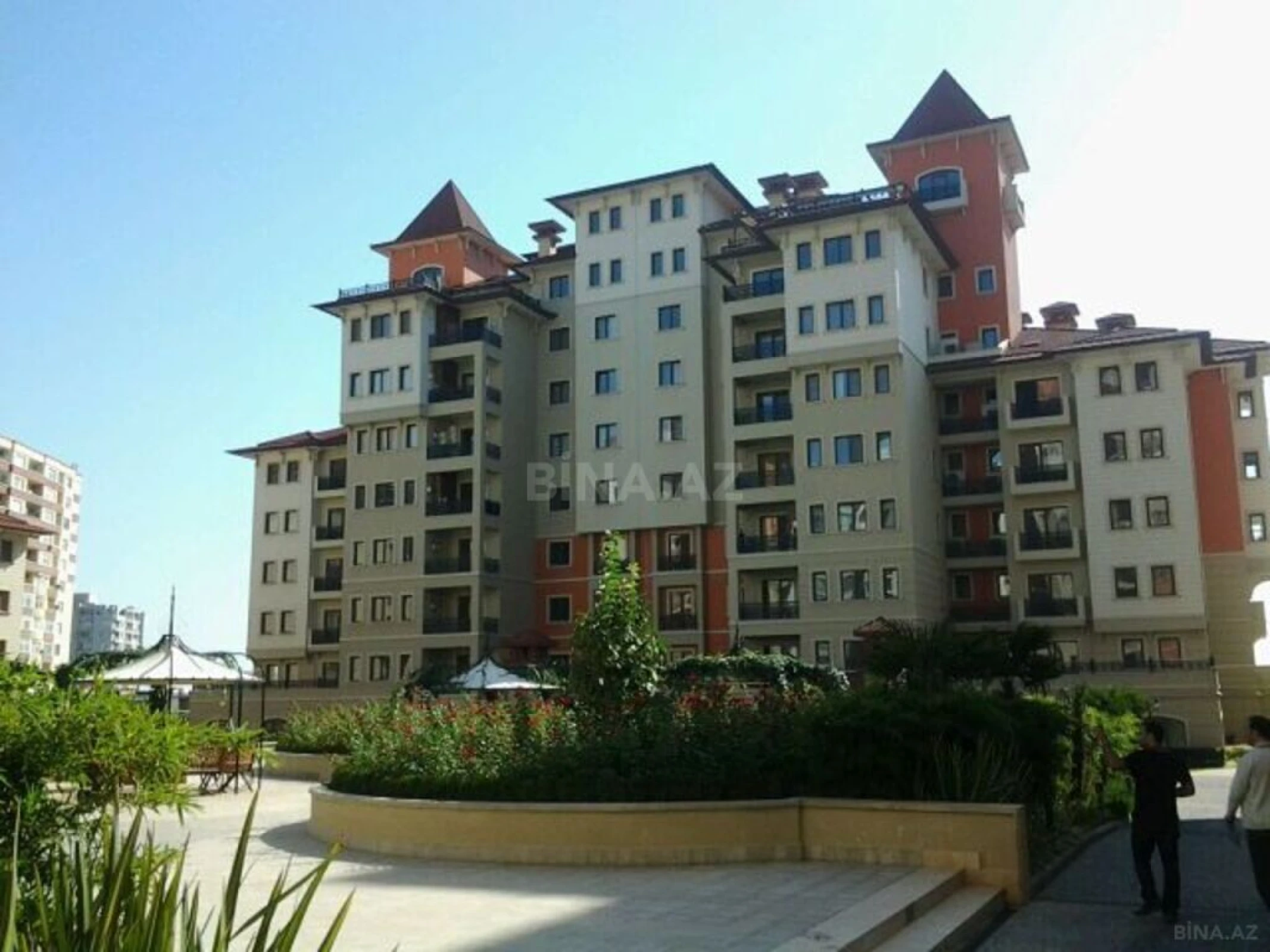 Satılır 4 otaqlı mənzil 205 m²