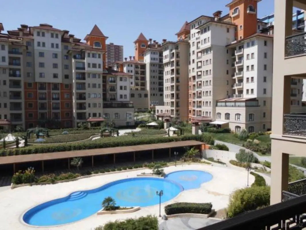 Satılır 4 otaqlı mənzil 205 m²