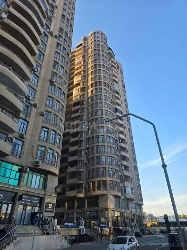 Satılır 5 otaqlı mənzil 226 m²