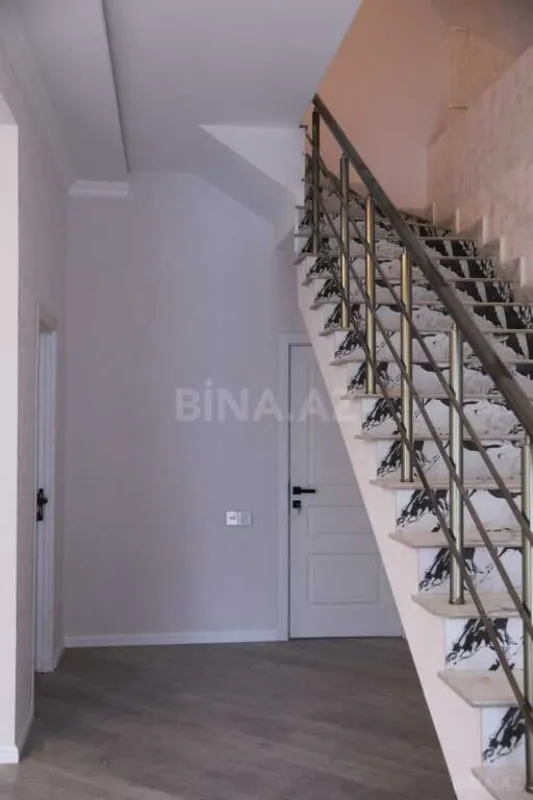 Satılır 5 otaqlı həyət evi 220 m²