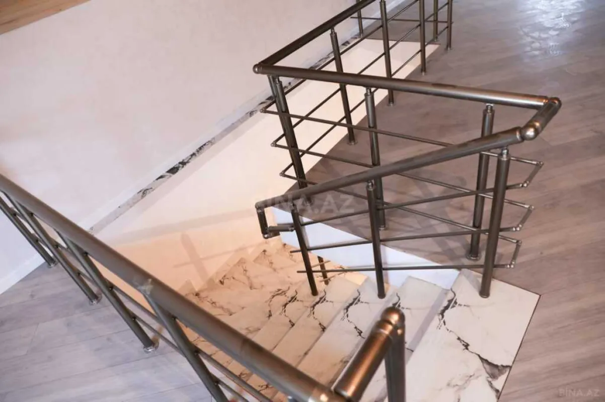 Satılır 5 otaqlı həyət evi 220 m²