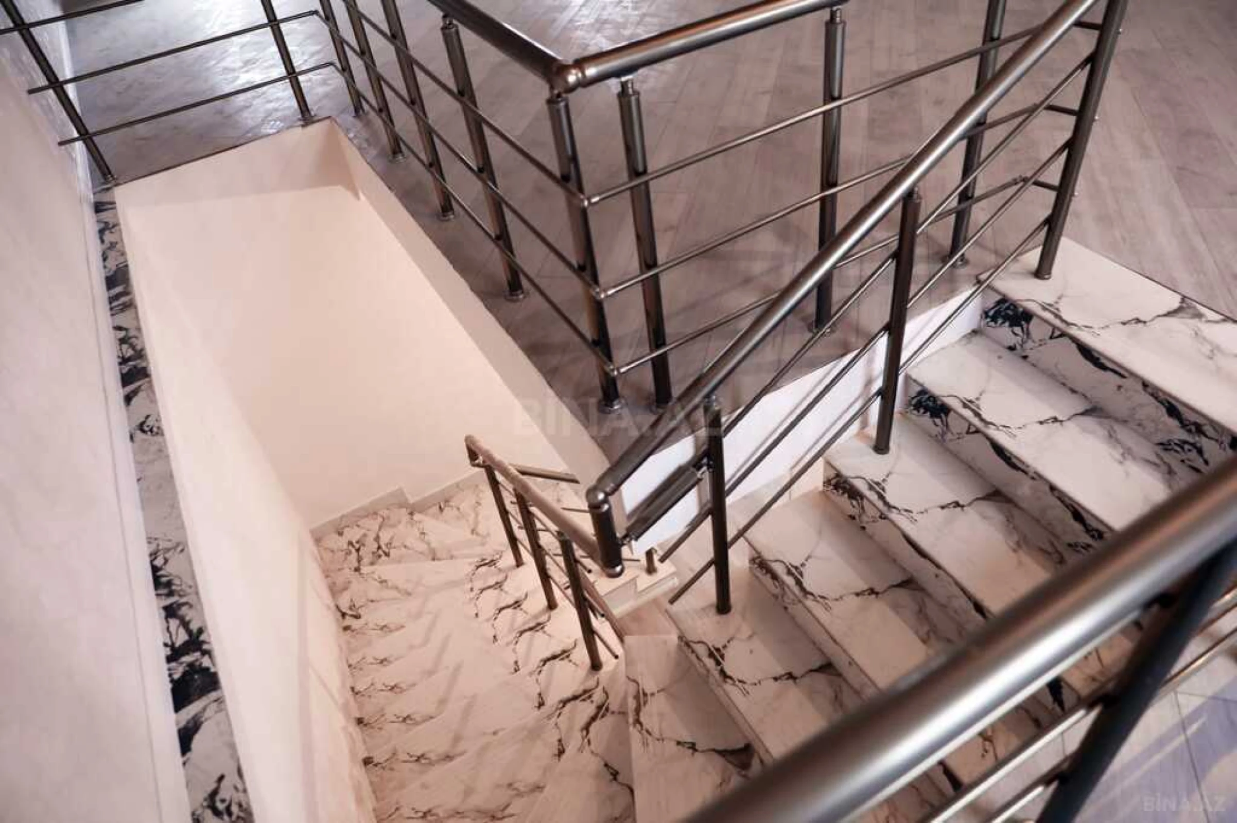 Satılır 5 otaqlı həyət evi 220 m²