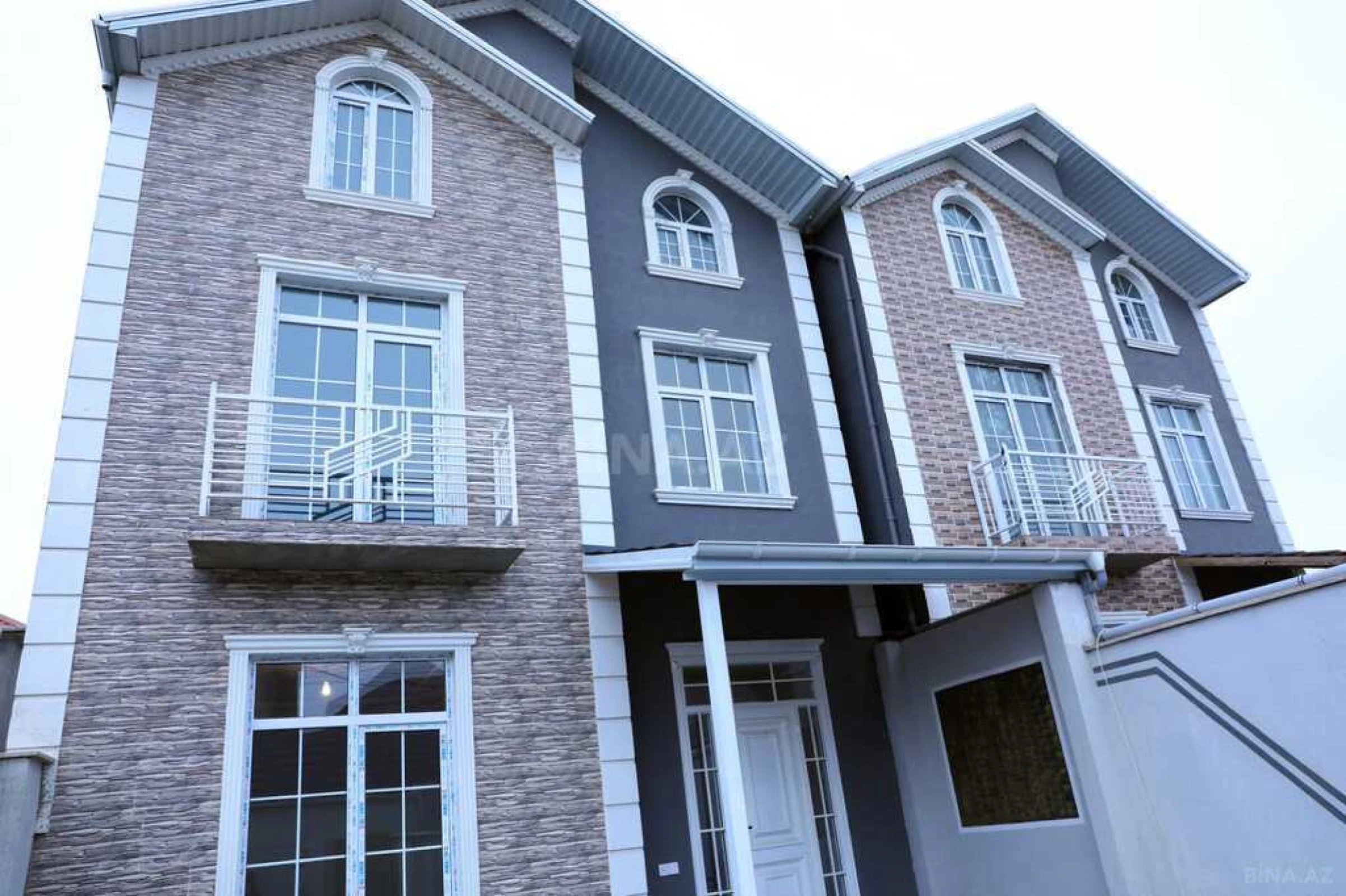 Satılır 5 otaqlı həyət evi 220 m²