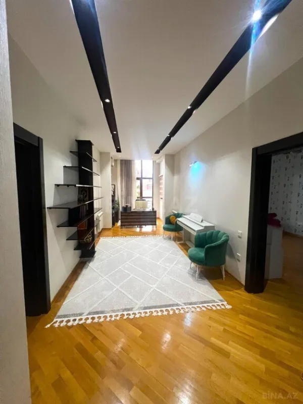 Satılır 9 otaqlı həyət evi 550 m²