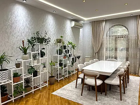 Satılır 9 otaqlı həyət evi 550 m²