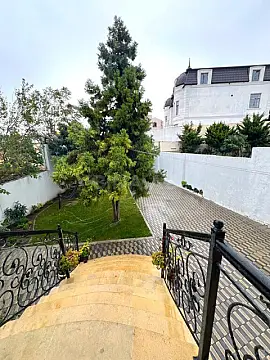 Satılır 9 otaqlı həyət evi 550 m²