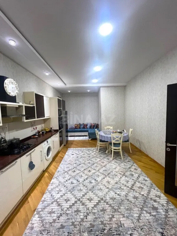 Satılır 9 otaqlı həyət evi 550 m²