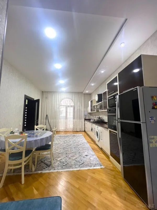 Satılır 9 otaqlı həyət evi 550 m²