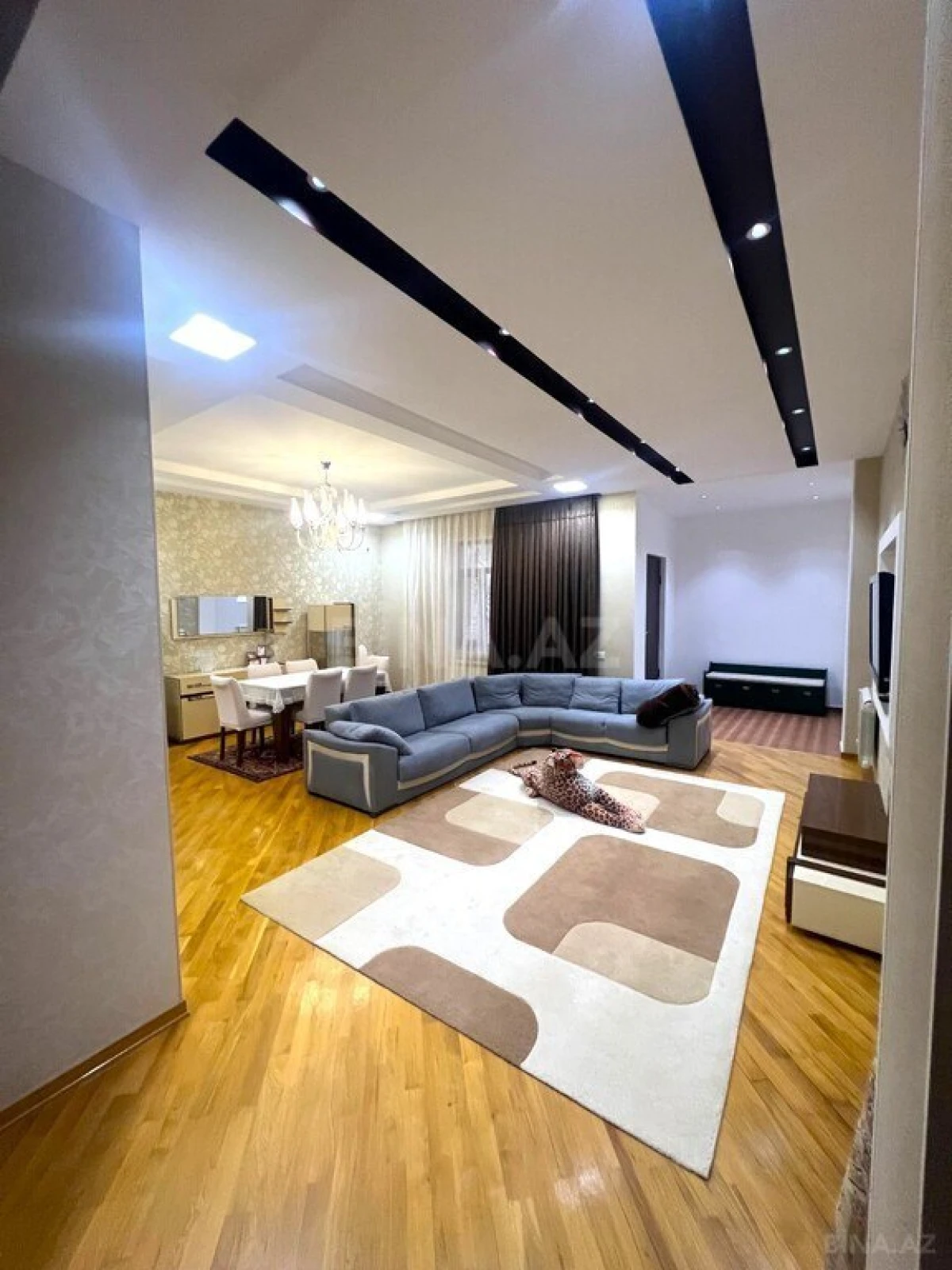 Satılır 9 otaqlı həyət evi 550 m²
