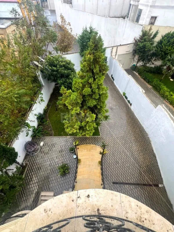 Satılır 9 otaqlı həyət evi 550 m²