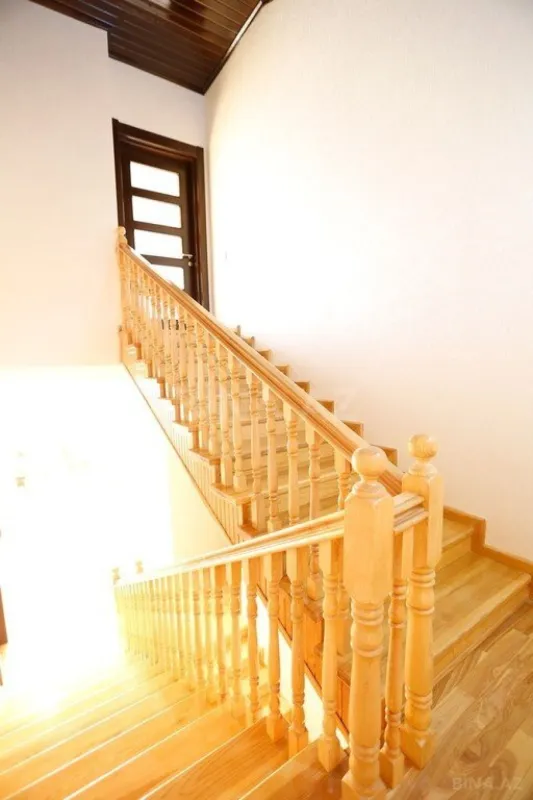 Satılır 9 otaqlı həyət evi 550 m²