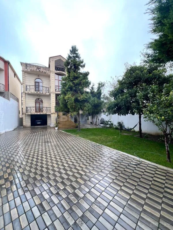 Satılır 9 otaqlı həyət evi 550 m²
