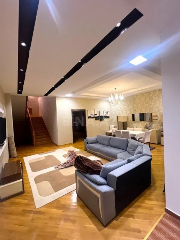 Satılır 9 otaqlı həyət evi 550 m²
