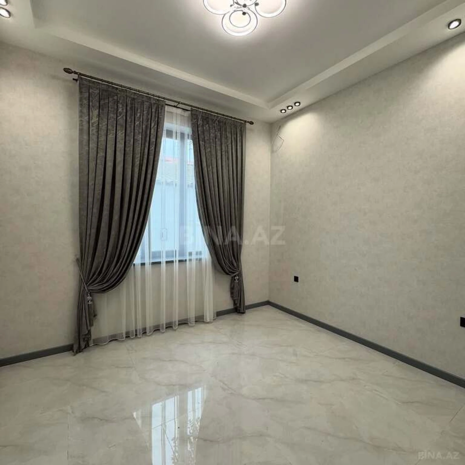 Satılır 5 otaqlı həyət evi 200 m²