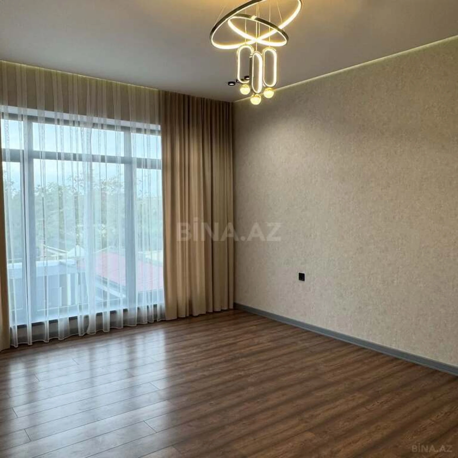 Satılır 5 otaqlı həyət evi 200 m²