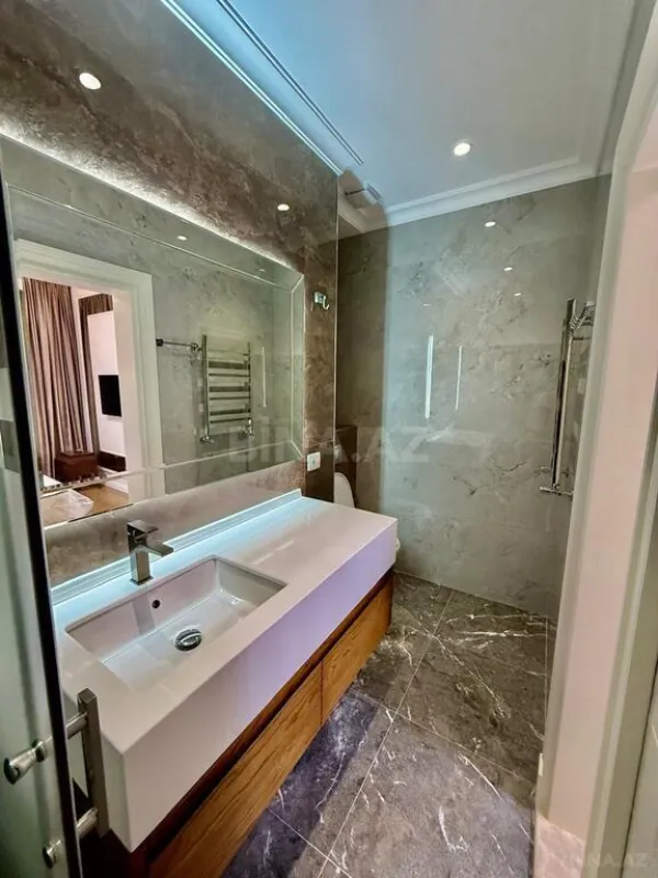 Satılır 4 otaqlı mənzil 205 m²