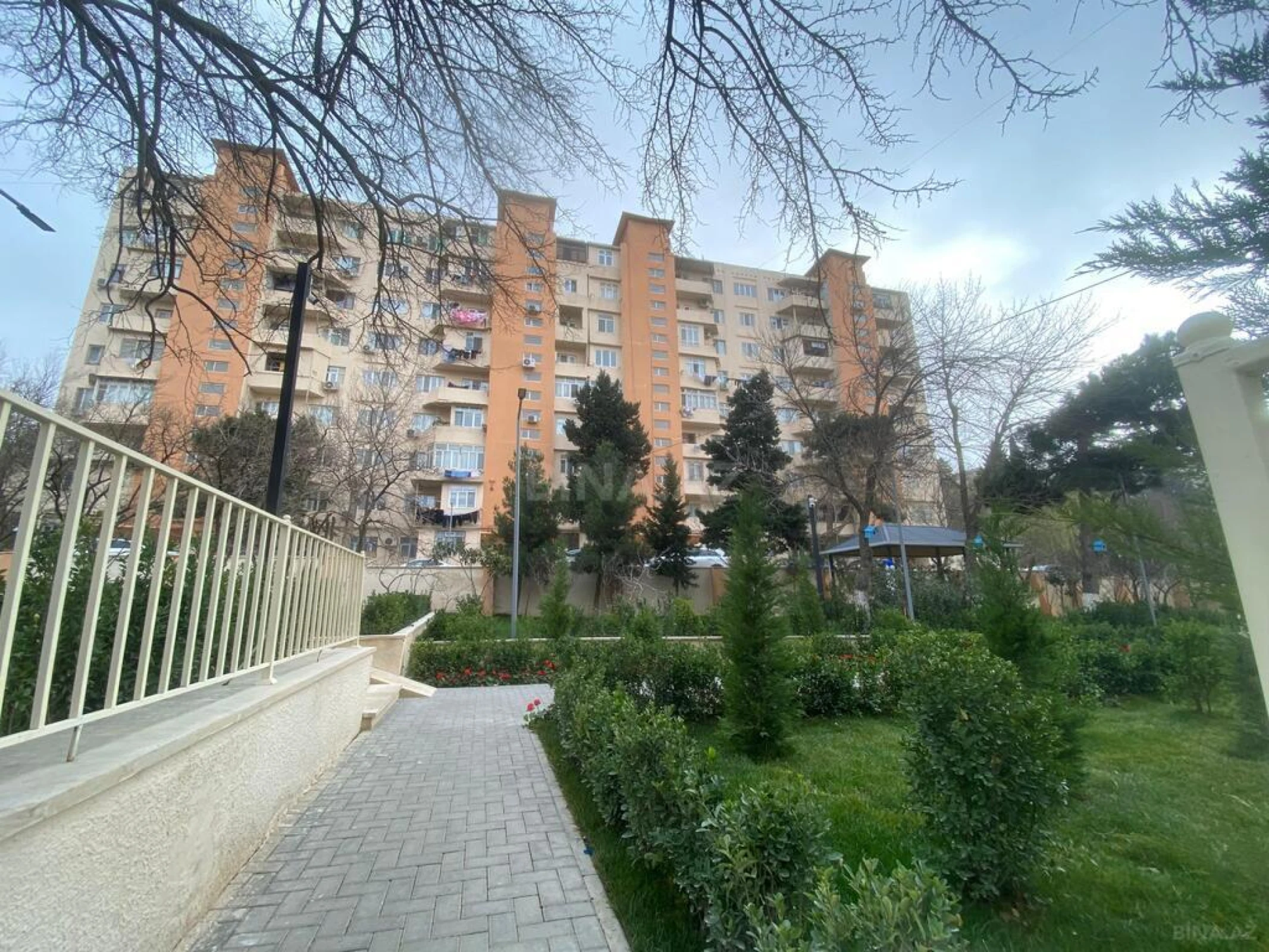 Satılır 4 otaqlı mənzil 99 m²