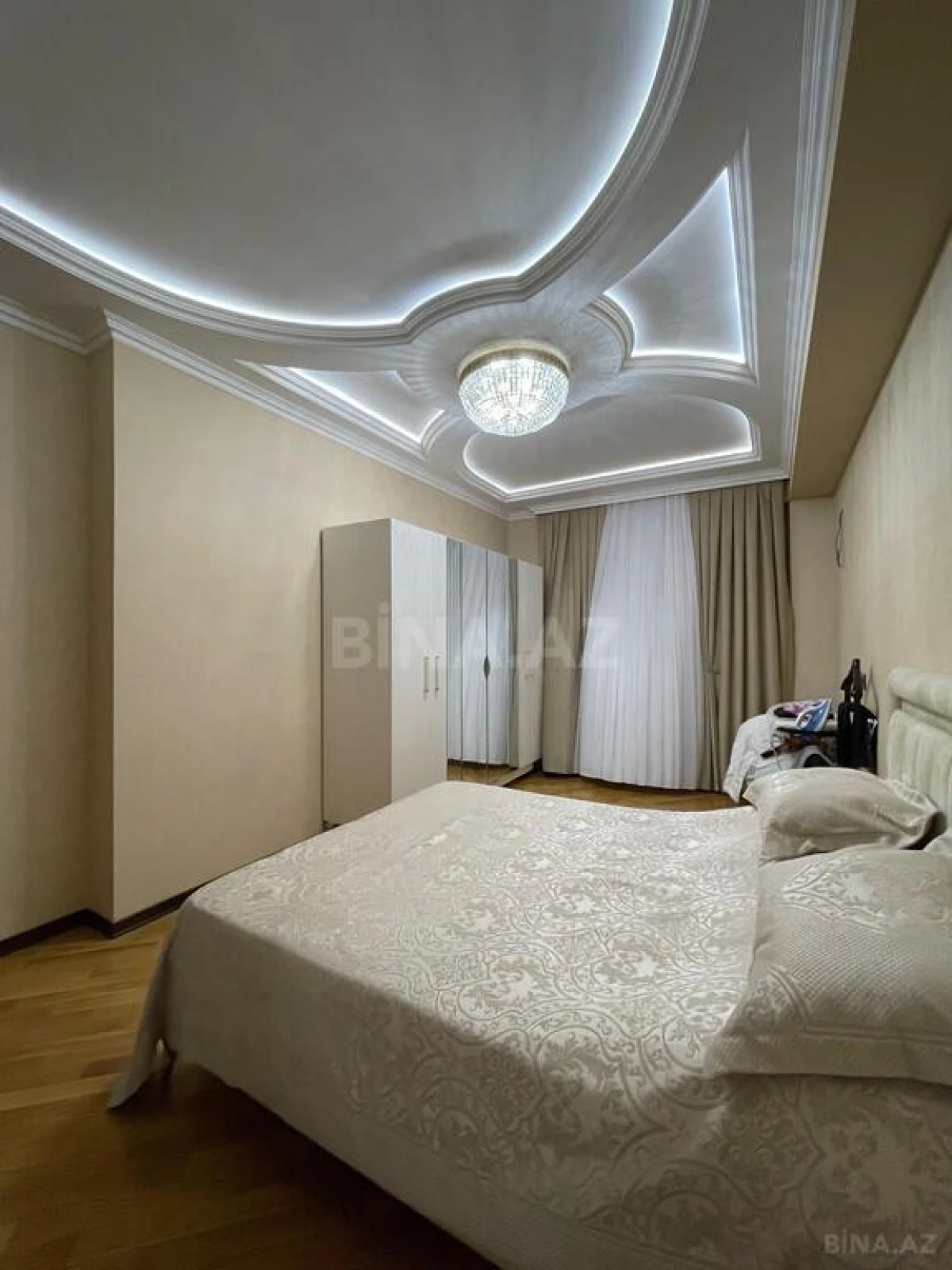 Satılır 4 otaqlı mənzil 147 m²