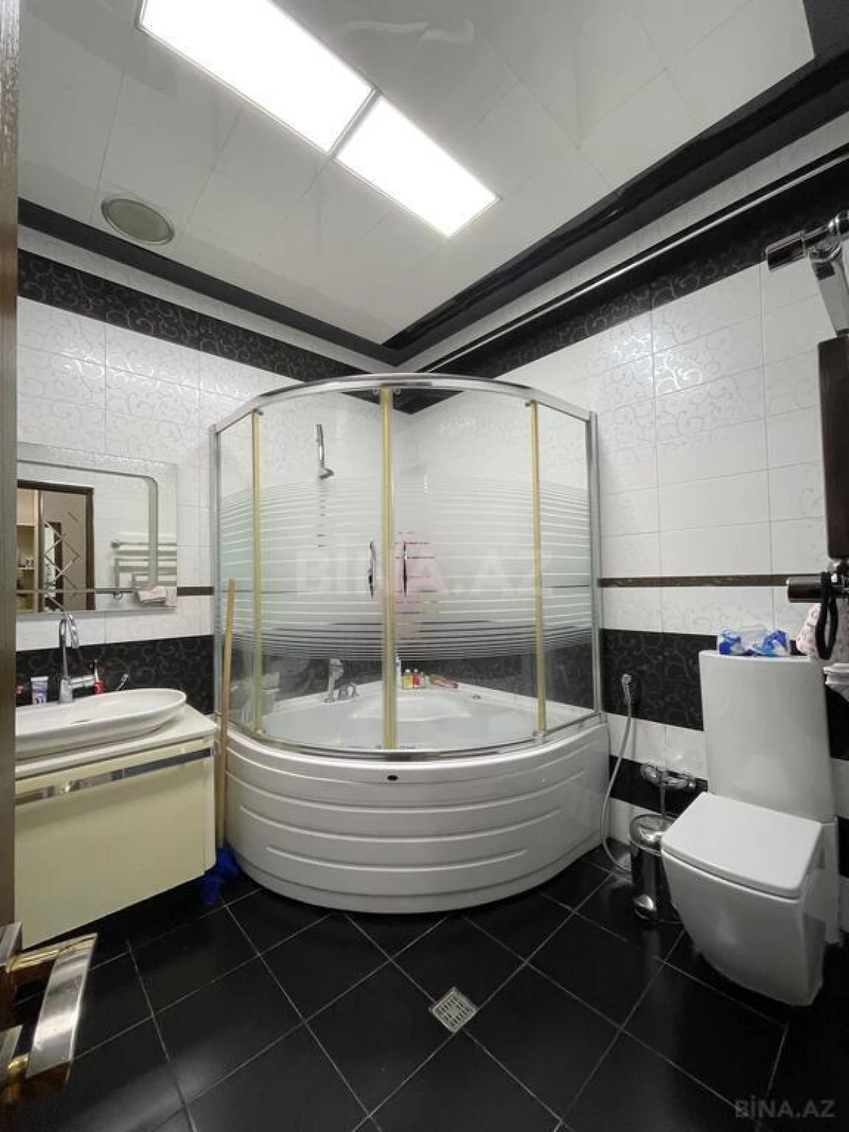 Satılır 4 otaqlı mənzil 147 m²