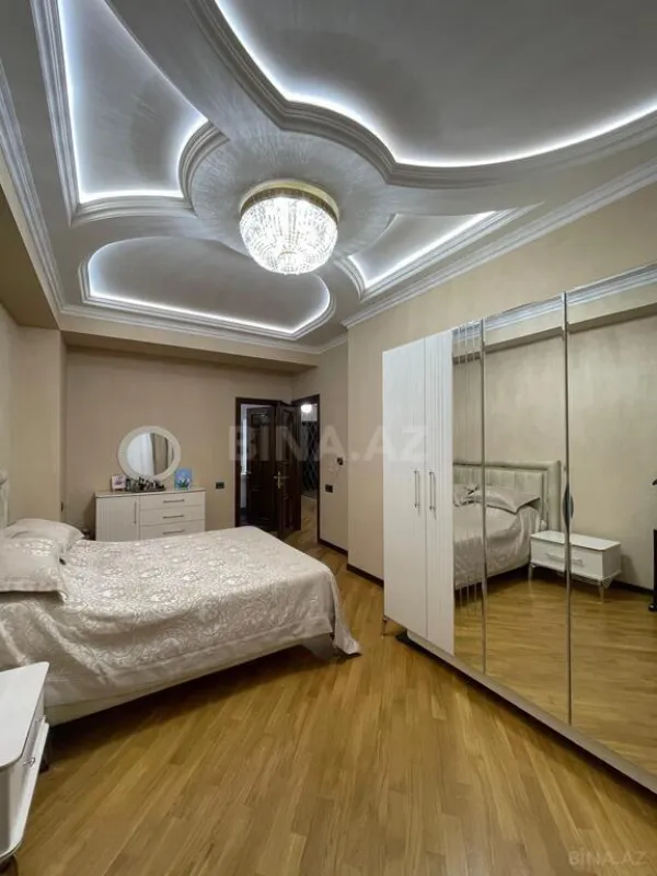 Satılır 4 otaqlı mənzil 147 m²