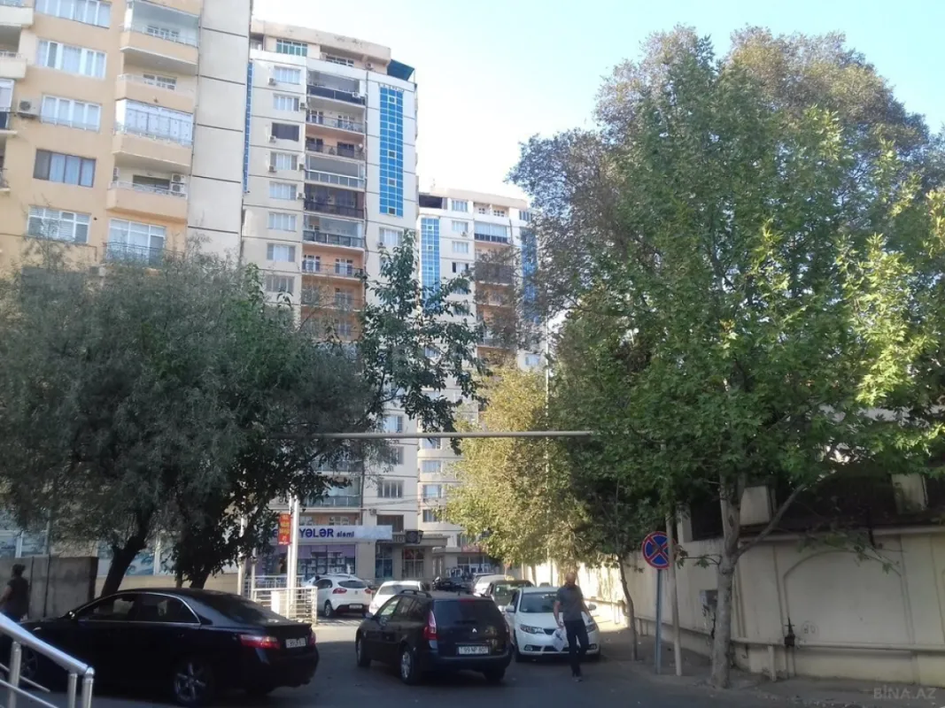 Satılır 4 otaqlı mənzil 147 m²