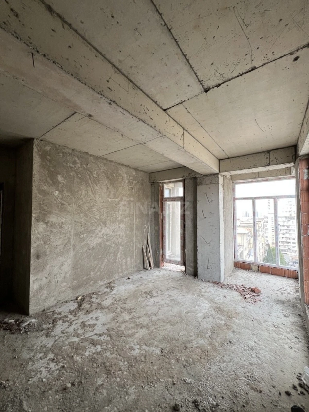 Satılır 2 otaqlı mənzil 83 m²