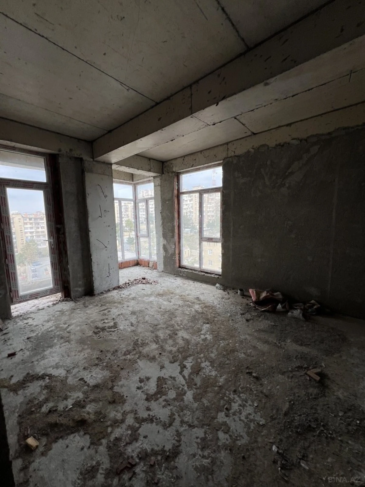 Satılır 2 otaqlı mənzil 83 m²