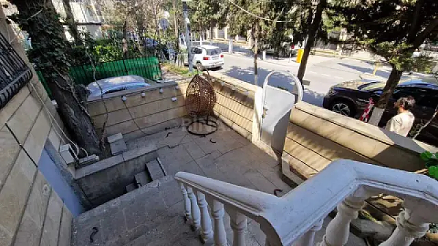 Satılır 4 otaqlı mənzil 130 m²