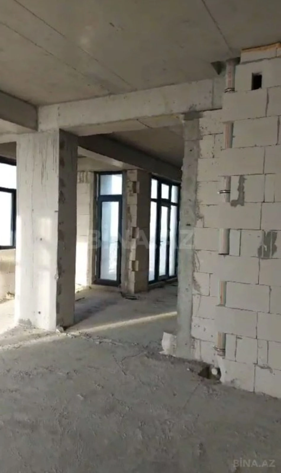 Satılır 3 otaqlı mənzil 152.4 m²