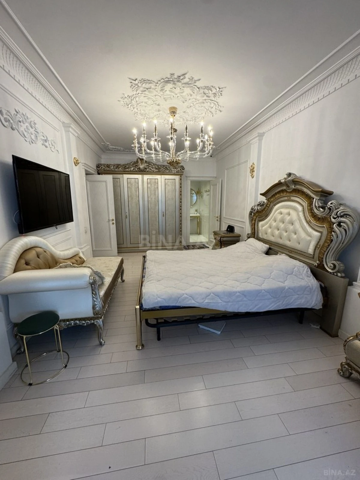 Satılır 4 otaqlı mənzil 181 m²