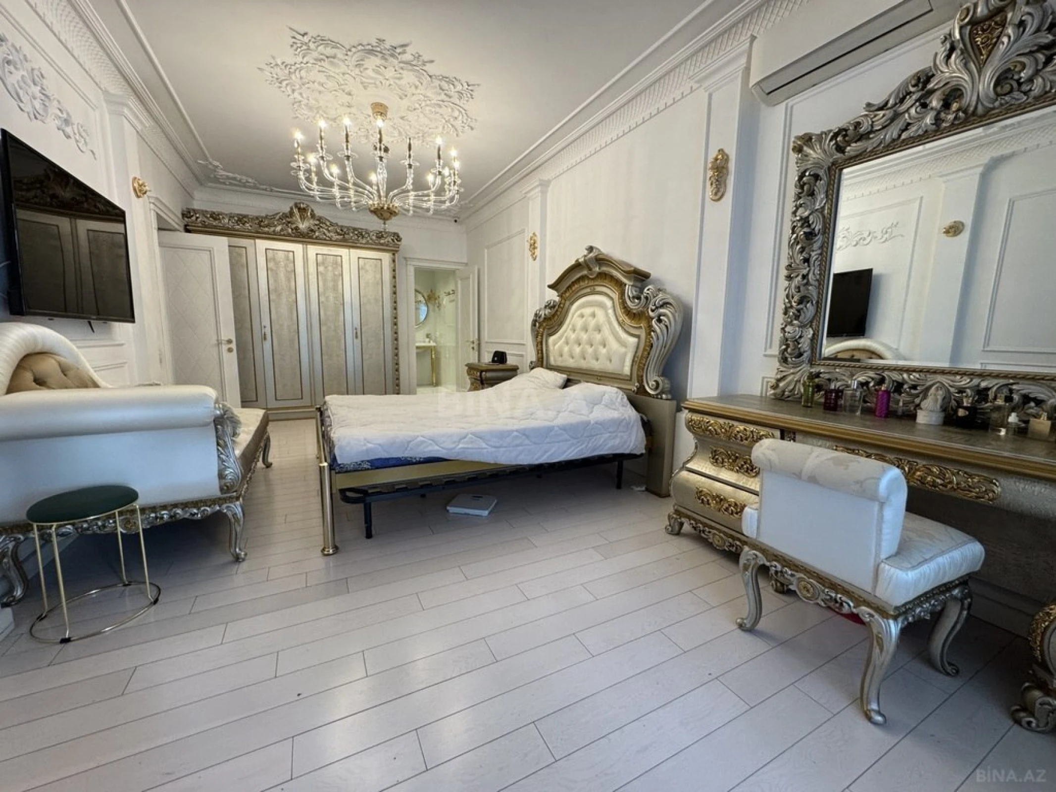 Satılır 4 otaqlı mənzil 181 m²