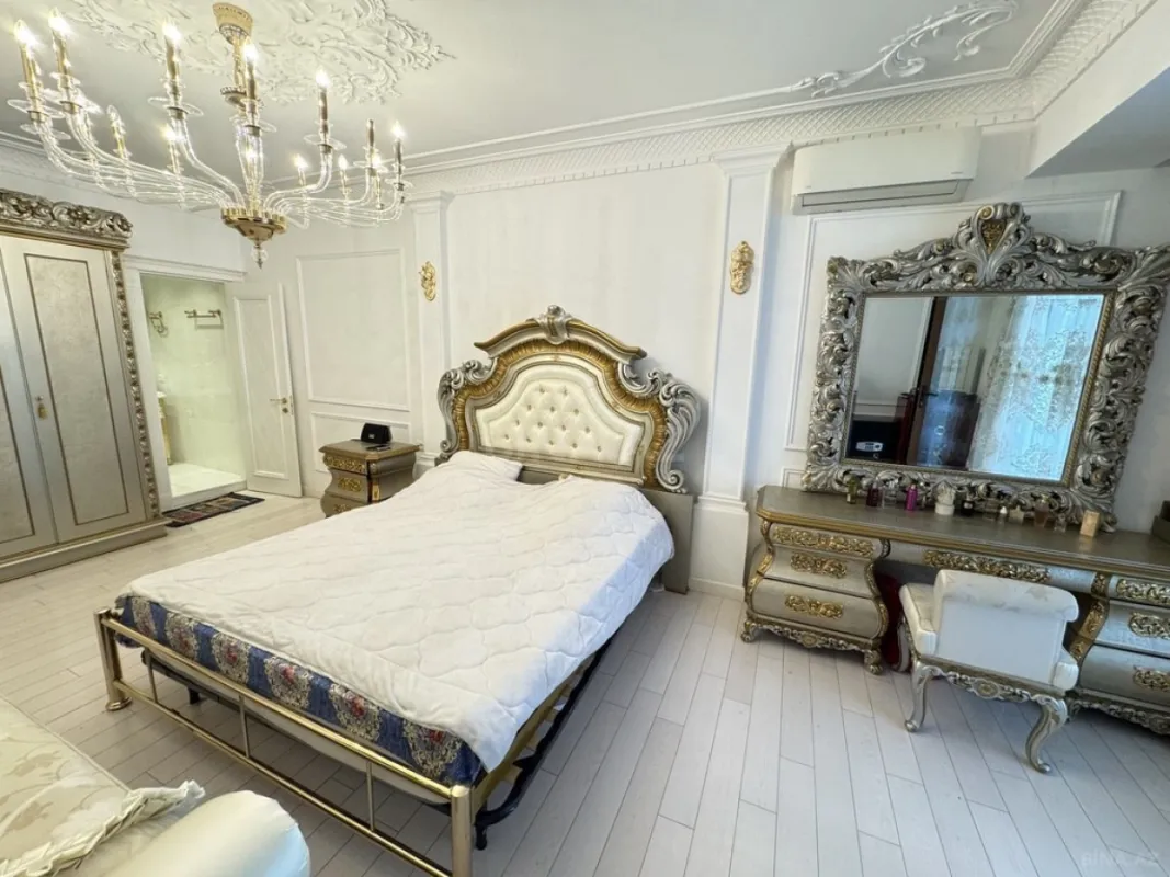 Satılır 4 otaqlı mənzil 181 m²