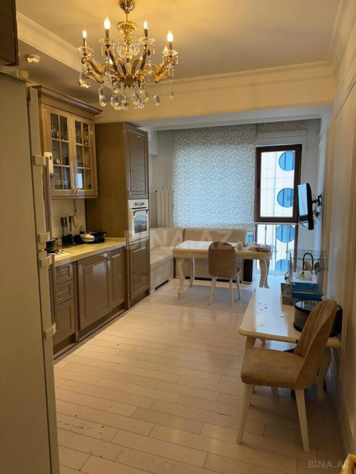 Satılır 4 otaqlı mənzil 181 m²