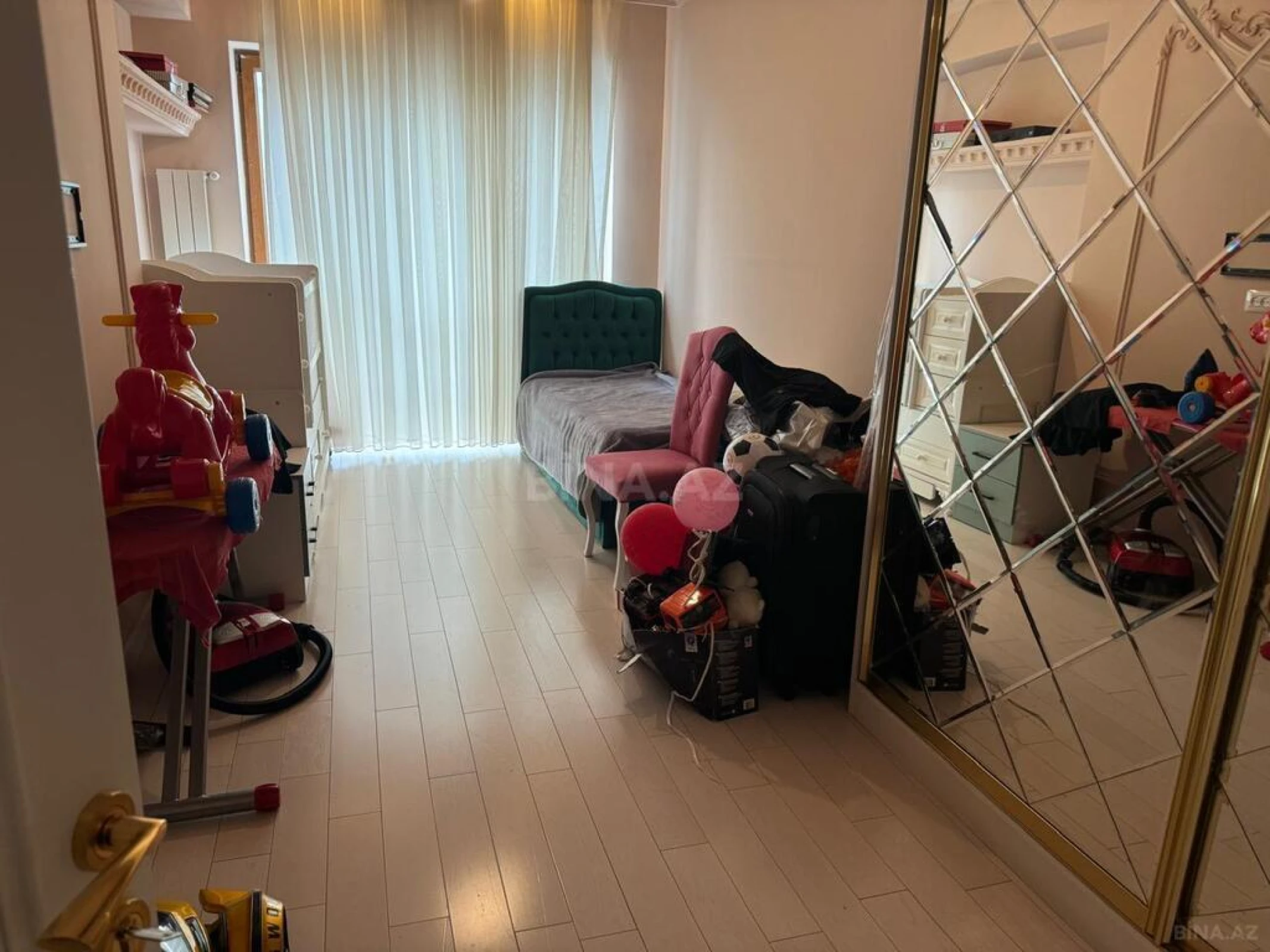 Satılır 4 otaqlı mənzil 181 m²