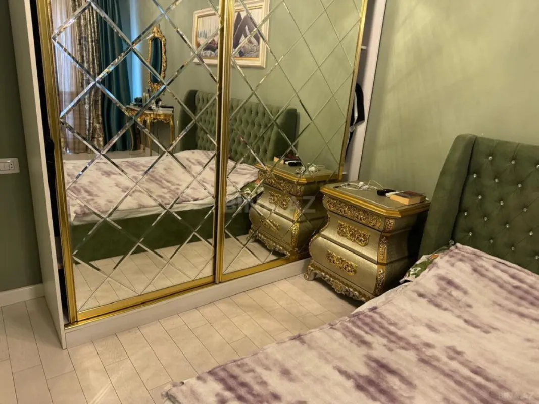 Satılır 4 otaqlı mənzil 181 m²