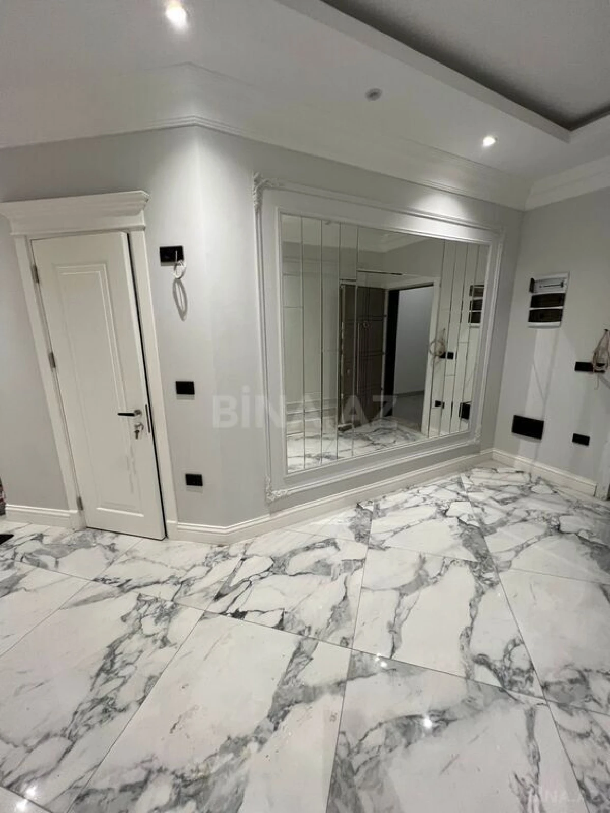 Satılır 4 otaqlı mənzil 225 m²