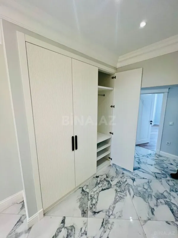Satılır 4 otaqlı mənzil 225 m²