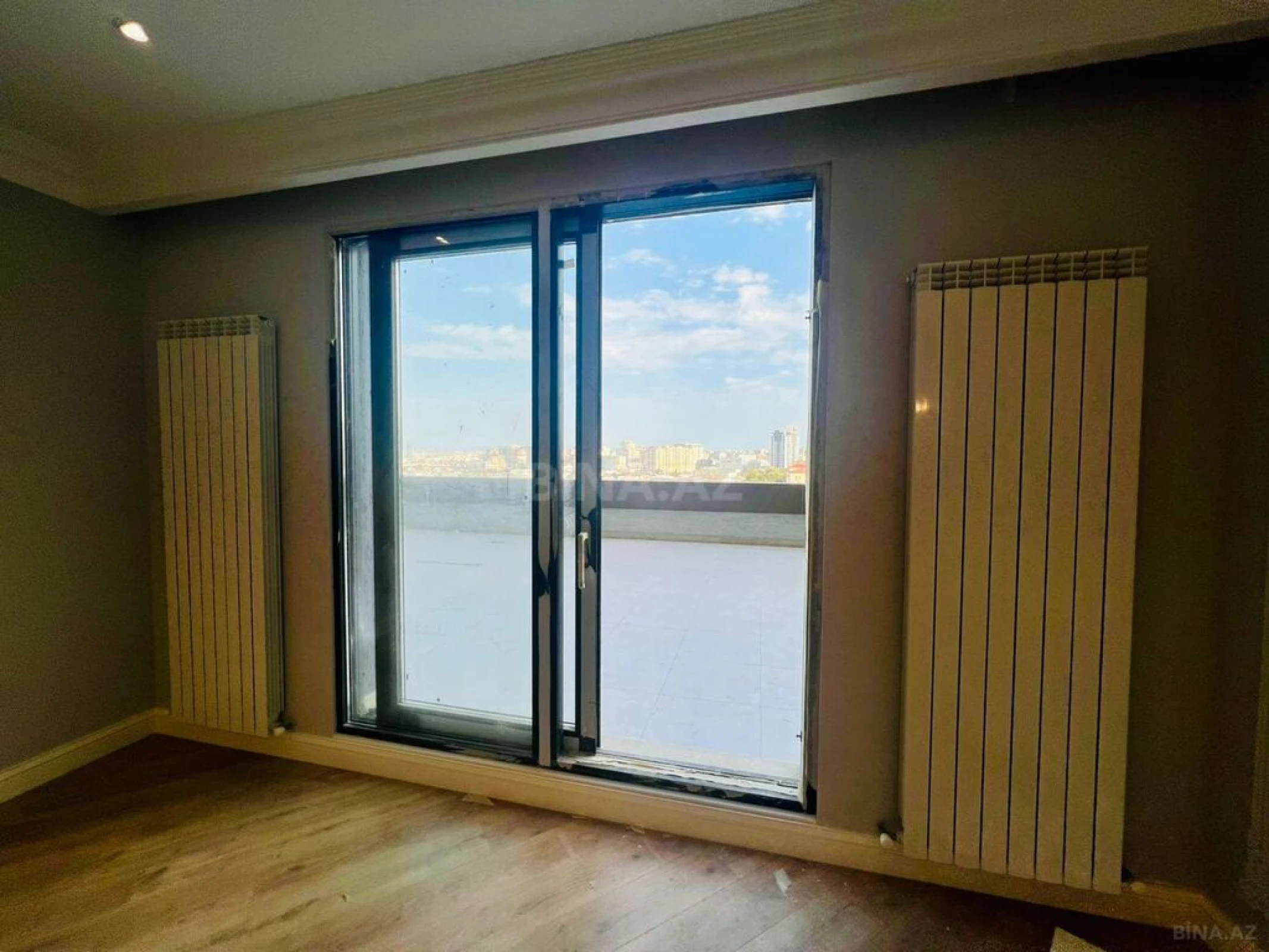 Satılır 4 otaqlı mənzil 225 m²